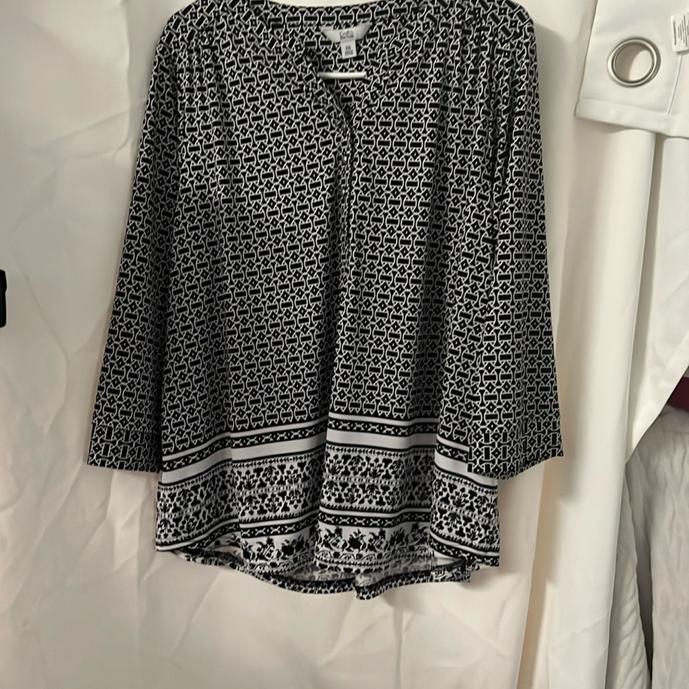 Croft & Barrow size xxl black design with white patten on it